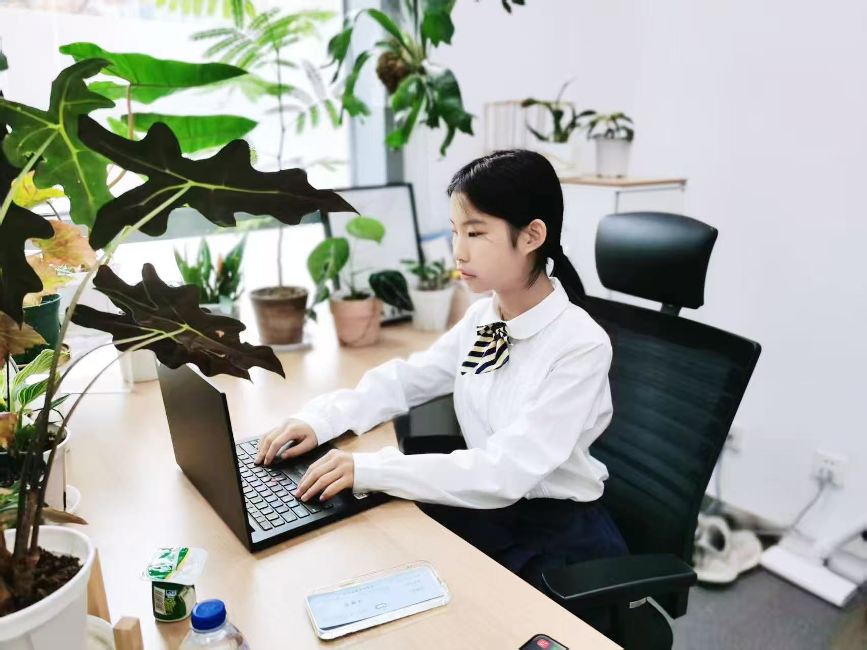 周锦妤.jpg