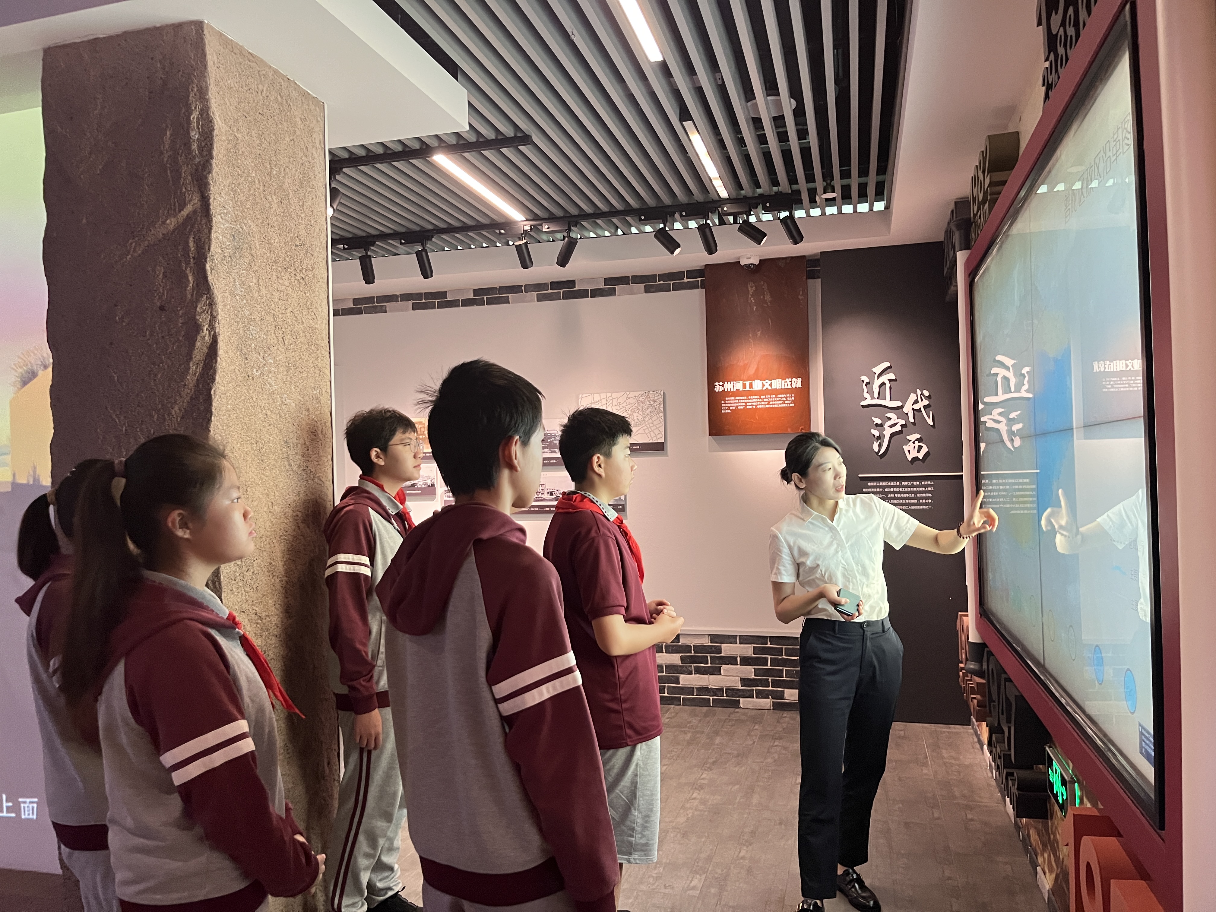 学生听讲解照片.jpg 学生听讲解照片.jpg