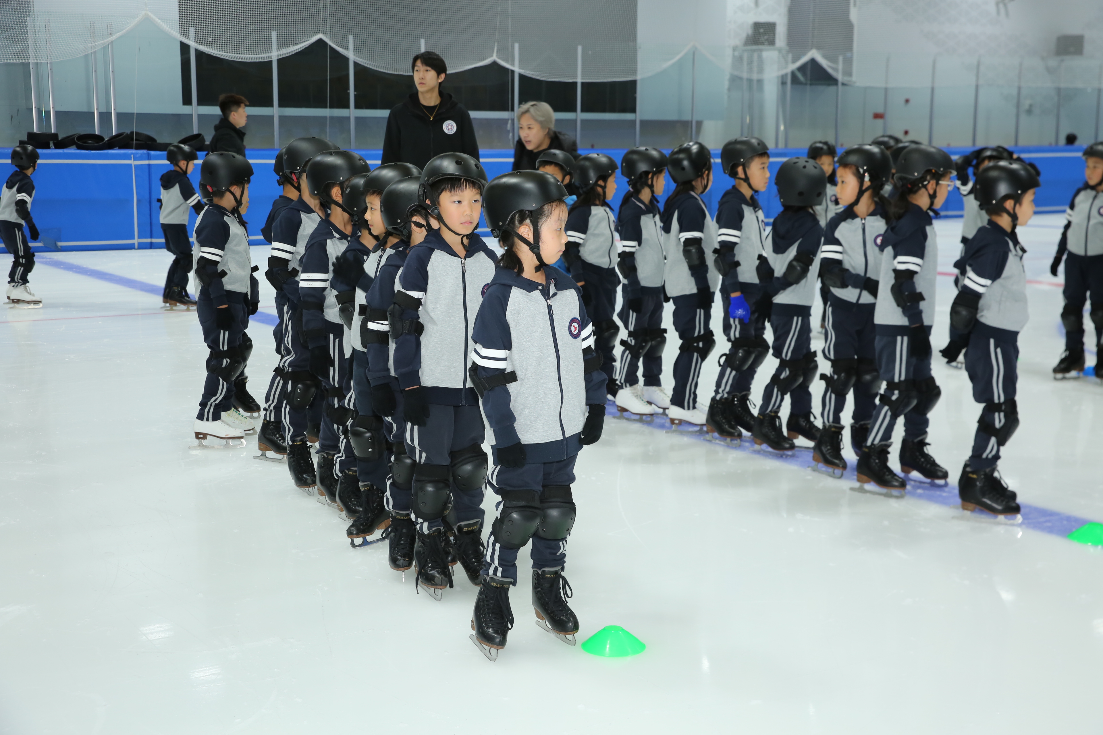 冰上绽风采，少年向未来！我校“人人上冰”课程成果回望暨新一年级启幕