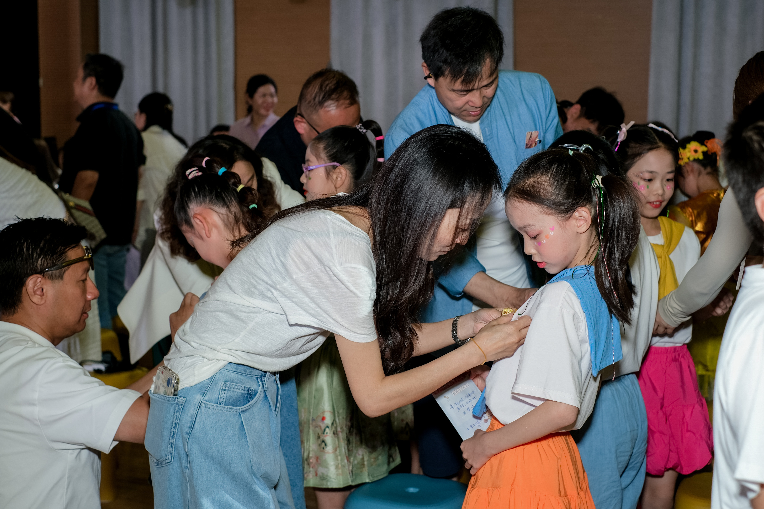 佩戴徽章2.jpg