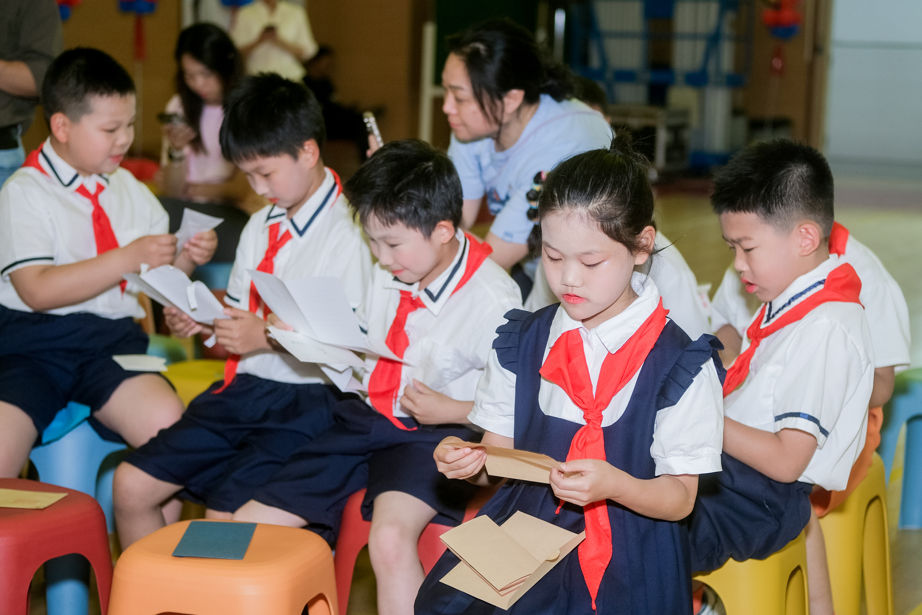 学生读信2.jpg