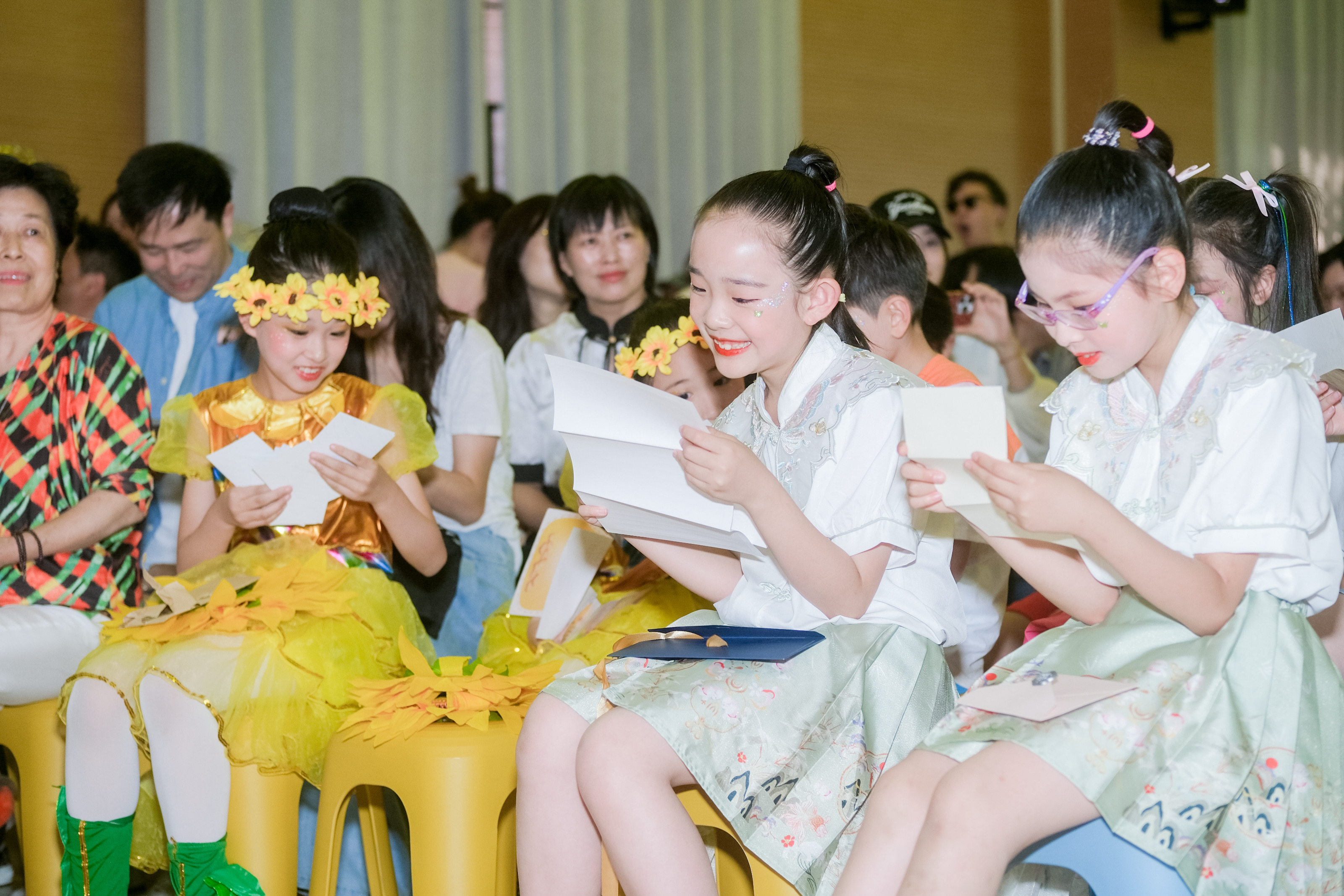 学生读信1.jpg